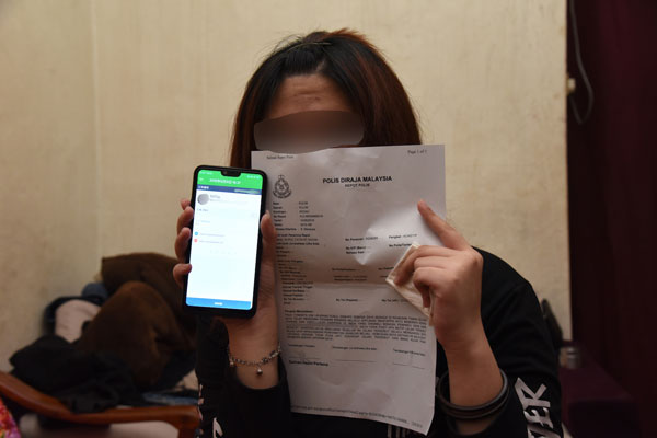 刘梓怡出示对方的讯息和报案书。