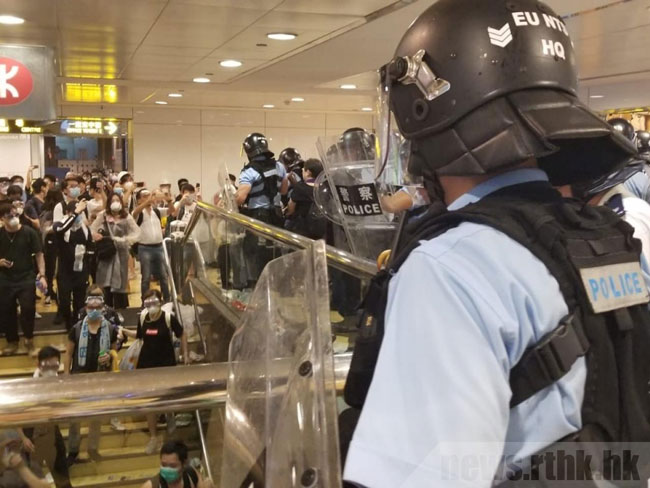 警察驱赶示威者，部分人走入金钟地铁站。