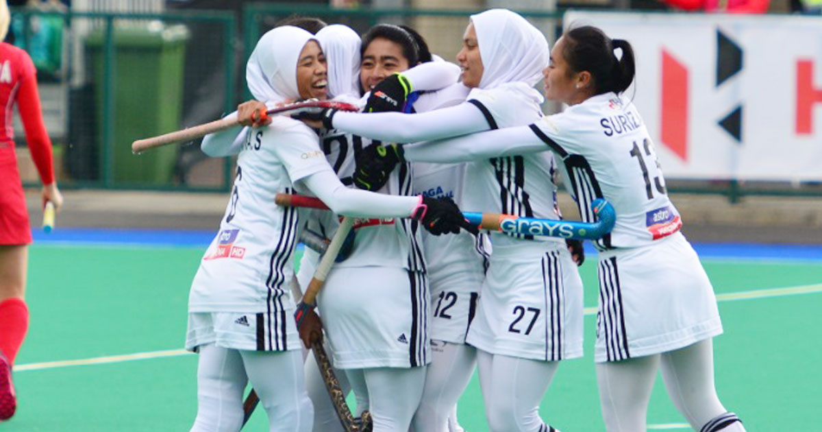 马来西亚女子钩球队庆祝击败捷克。（ATLET MALAYSIA推特图片）