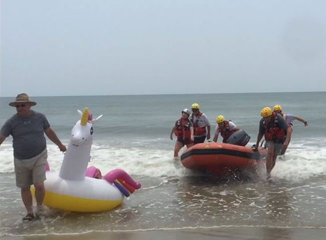 救援人员成功把男童救上岸。