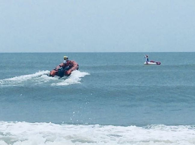 救援人员成功把男童救上岸。
