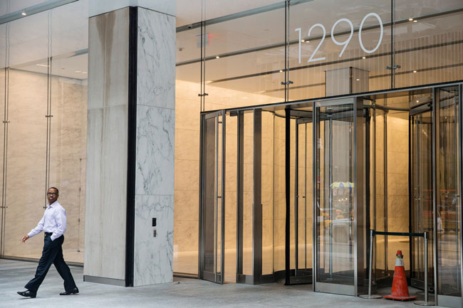 图为特朗普有份投资、位于曼哈顿中城的美洲大道1290号大厦。