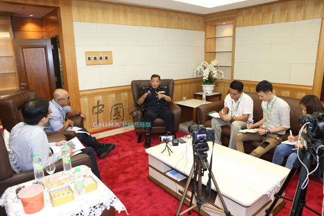 阿都哈密（左3）在武吉阿曼警察总部接访《中国报》和另两家报社联访，畅谈对警队立下的愿景。