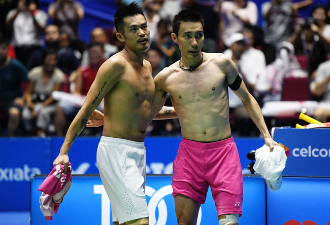 2017年4月9日，林丹（左）在古晋举行的大马羽球公开赛决赛，击败李宗伟后，哥俩互相勉励。（法新社档案图片）
