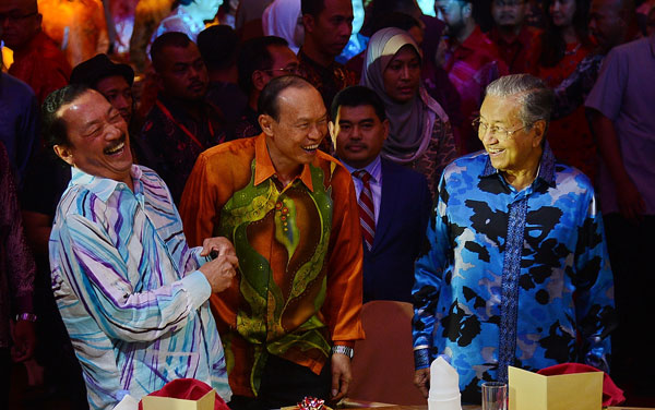 陈志远（左起）、林伟才与马哈迪闲聊期间还开怀大笑。