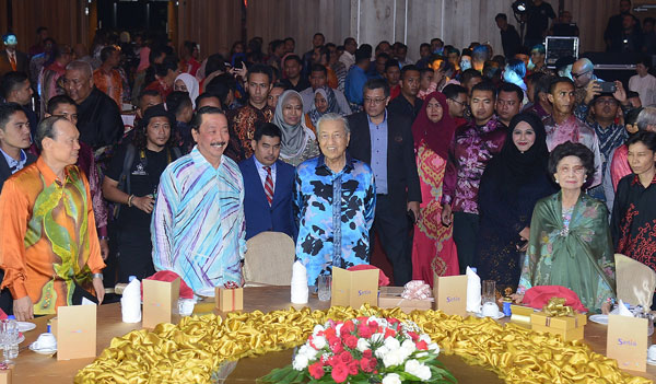 林伟才（前排左起）、陈志远、马哈迪和西蒂哈丝玛同桌共进晚餐。