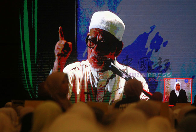 哈迪阿旺致词时，大会荧幕也播放手语翻译。