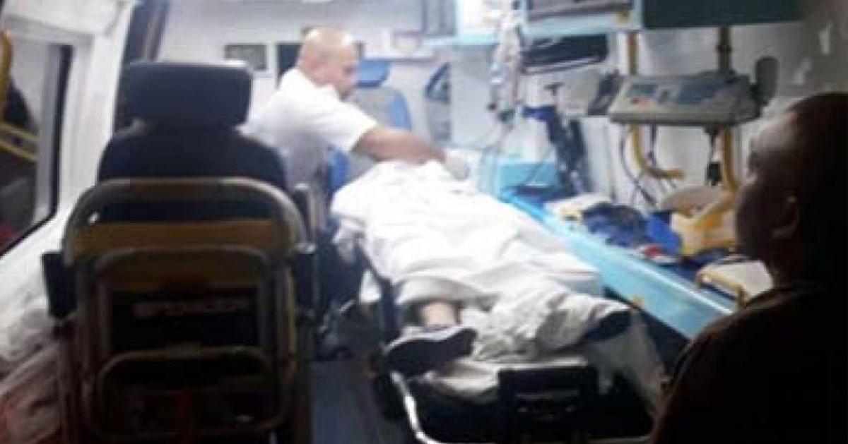 骑摩哆遭撞后逃的重伤警员被抬上救护车准备送院急救。