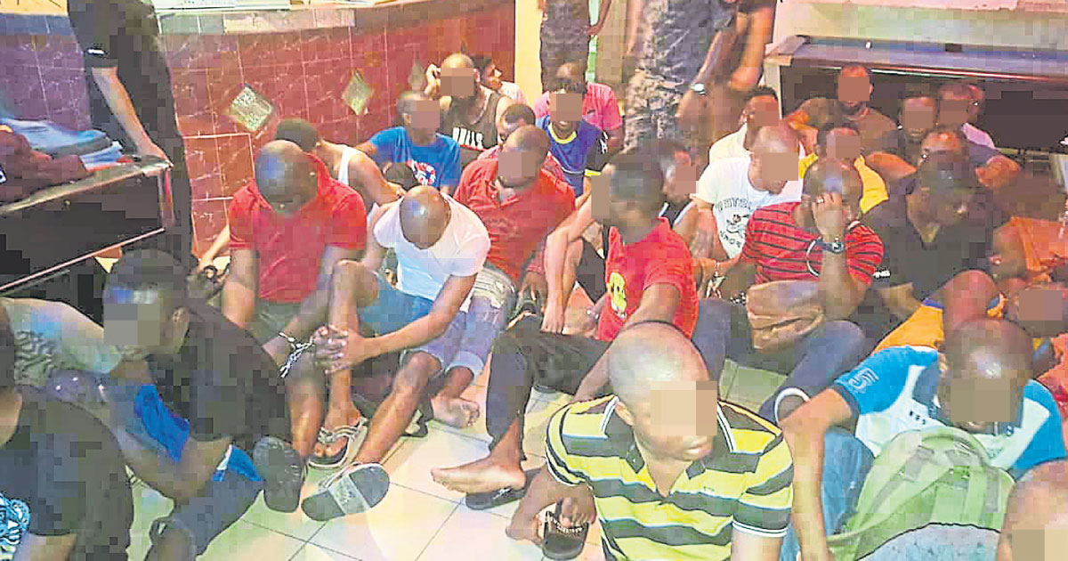 大批非洲男女在酒廊被捕。