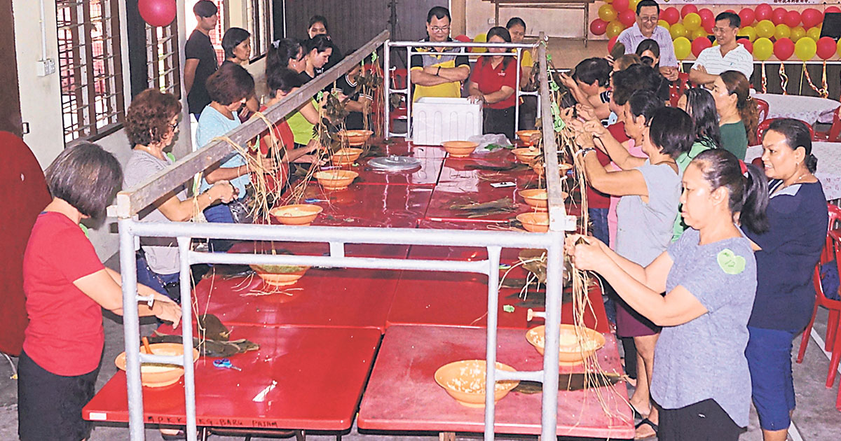 巴音村委会主办的传“粽”接代迎端午裹粽子比赛，参赛者履行发扬中华传统文化习俗及传承裹粽技巧的使命。