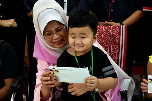 陈赛明将公民权获准函件交于年龄最小4岁的赖永乐。