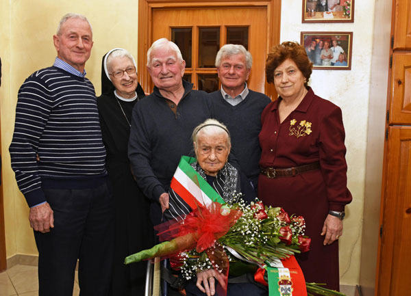 罗布齐（中）去年庆祝115岁生日，与家人合照。
