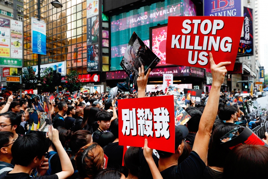香港反送中游行挤满黑衣人潮，聚集一起示威要求撤回“送中”条例，甚至高举字牌“别杀我！”。（美联社）
