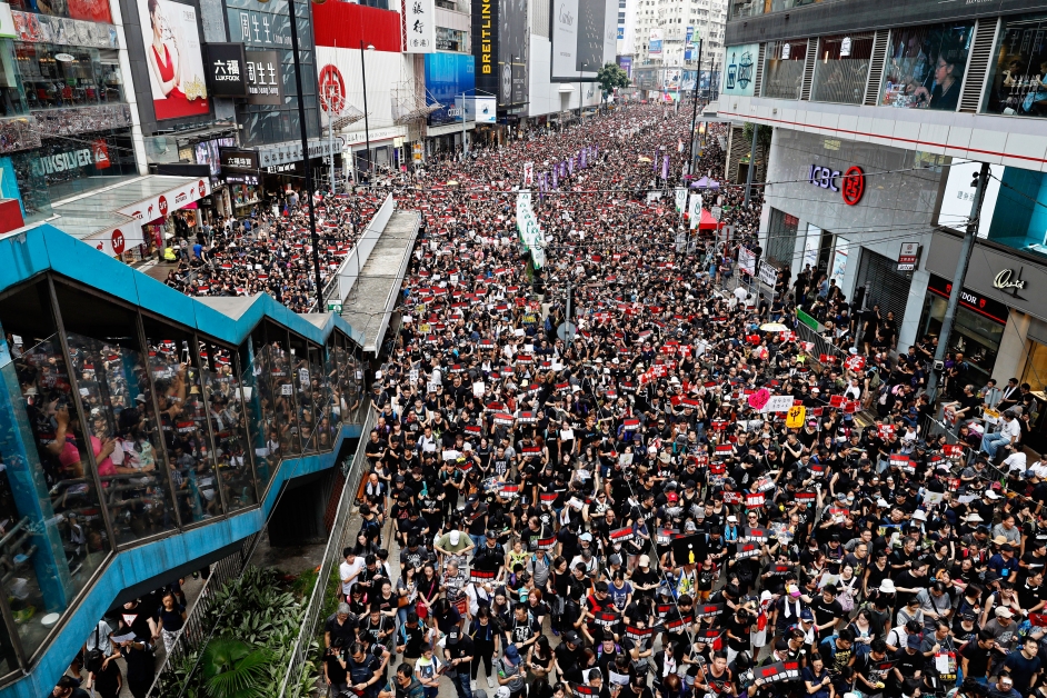 “反送中”的示威者挤爆高楼矗立的香港街头，从高空看下只能看到黑压压的人头，可见游行人数多不胜数。（美联社）