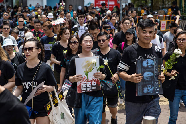 反送中游行的示威者纷纷穿上黑衣，手拿海报标语，向“反送中”条例坚决说“不！”。（法新社）
