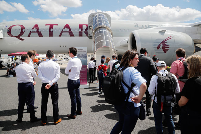 卡塔尔航空重夺全球最佳航空冠军宝座，图为乘客周二在巴黎航空展准备登上卡塔尔航空客机参观。（美联社）