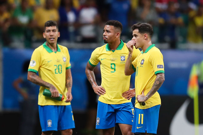 巴西三大攻击手菲尔米诺（左起）、热苏斯与库蒂尼奥进球均被判无效，深感无奈。（法新社）