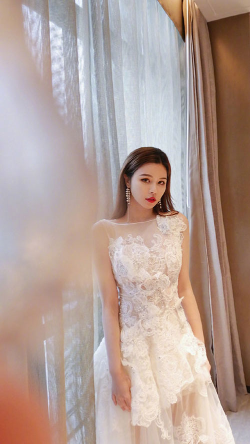 穆雅斓穿白纱礼服参加好友婚礼。