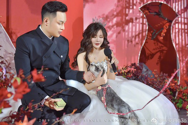 穆雅斓参加的其实是韩安冉（右）的婚礼。