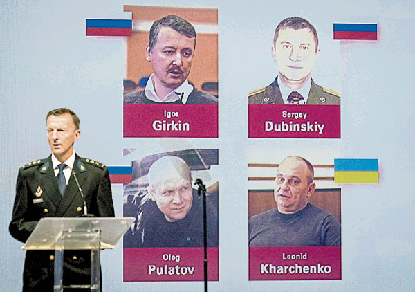 荷兰国家警察局中央调查部门主任保利森（左）宣布，乌克兰东部叛军首领格尔金（左上顺时）、退伍军人杜宾斯基、卡尔臣库、普拉托夫，4人被列为击落MH17班机的主要嫌犯。（法新社）