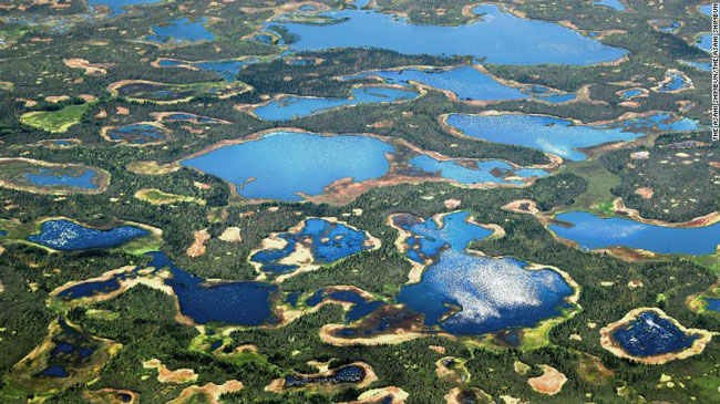 2017年，考察团队在美国阿拉斯加州上空，拍摄到一个个“热喀斯特”地形。这些地形有足够的融冰水聚集，形成湖泊。