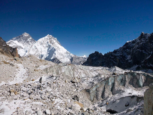 最新研究显示，喜马拉雅冰河每年流失80亿吨冰。（美联社）