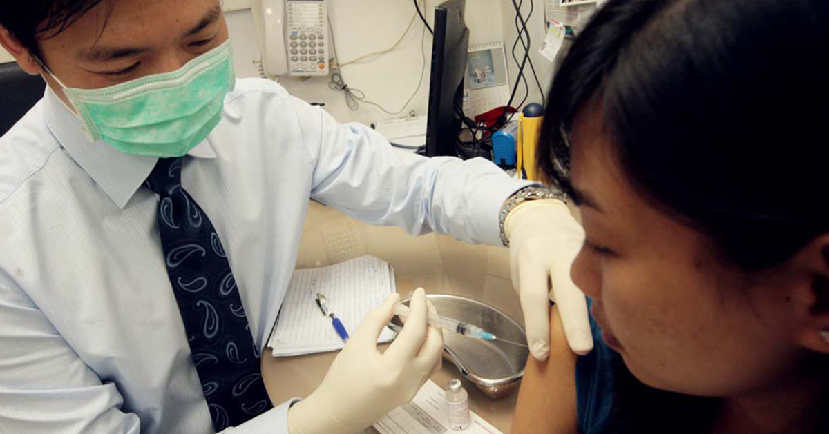 新加坡的流感高峰期在年中和年尾，医生建议一年接种两次疫苗预防。（档案照）
