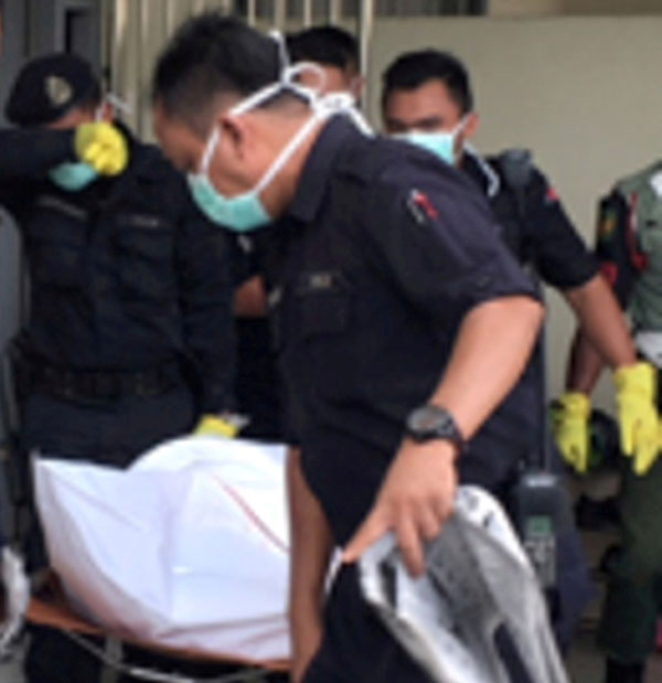 警员将印尼女郎遗体抬出。