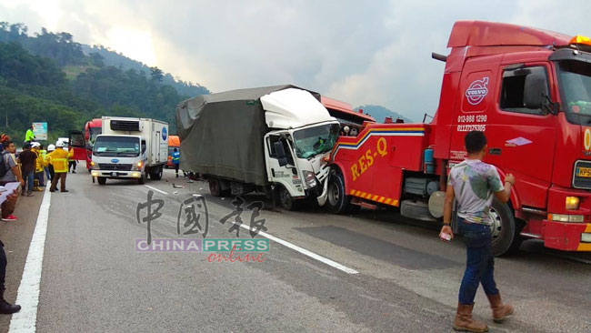 四辆重型车辆相撞，导致加叻大道交通严重大阻塞。
