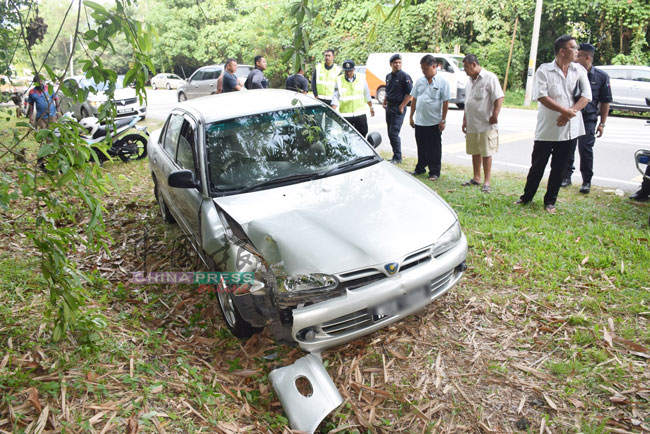 死者轿车前右旁有些损坏。