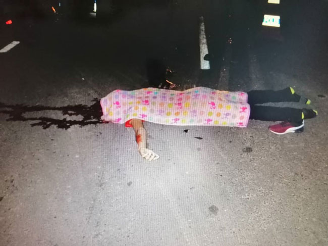 其中一名少年意外后在现场死亡，现场一片血迹。