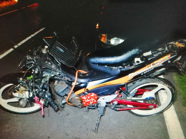 其中一辆摩哆在撞后导致车首变形，毁坏不堪。