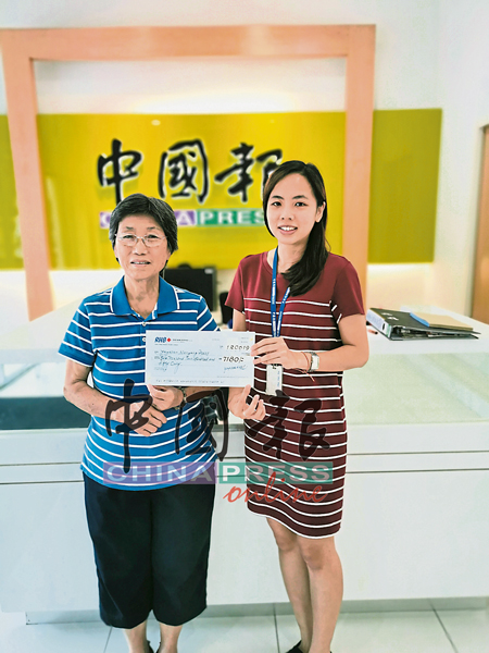 辛炳C区睦邻中心妇女组主席梁撷蕙（左）移交模型支票给“慈爱人间”协调员吴翠媚。