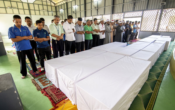 15具遗体送到清真寺进行安葬祈祷仪式。