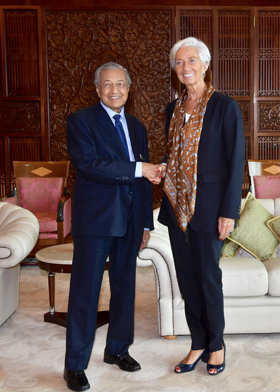 国际货币基金组织（IMF）总裁拉加德（右）于周一（24日）到布城礼貌拜会首相敦马哈迪医生，彼此欢悦交流。   拉加德曾于今年4月尾，出席在中国北京举办的“一带一路国际合作高峰论坛”中，与马哈迪相见欢，更表明希望于6月访马时，再次与马哈迪会面，果然两名领袖再度会面。（马新社）
