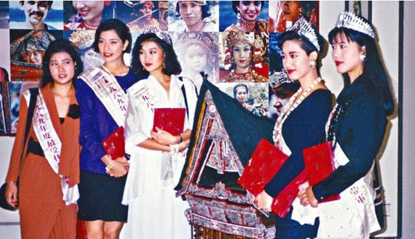 陈法蓉（右二）为梁佩瑚同届港姐冠军。