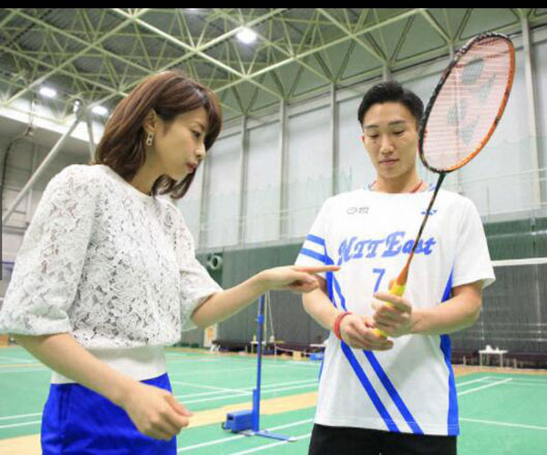 桃田贤斗（右）接受有“E罩杯美女主播”之称的加藤绫子访问之余，还传授羽球握拍及一些技巧。