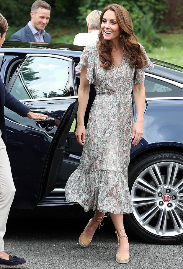 凯特王妃身穿一件佩斯利花纹的连衣裙。