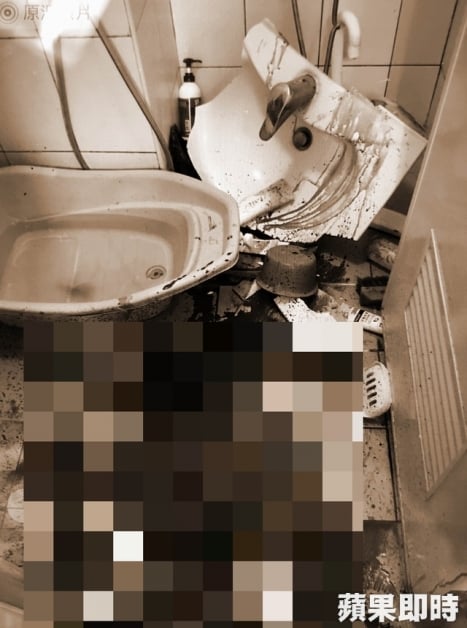 男童重压洗手台后遭割伤，浴室内留下怵目惊心的大片血迹。