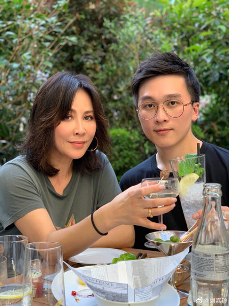 刘嘉玲和侄子在法国品酒。