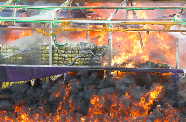 缅甸当局配合国际禁毒日，周三在仰光公开焚毁扫荡得来的毒品。（美联社）