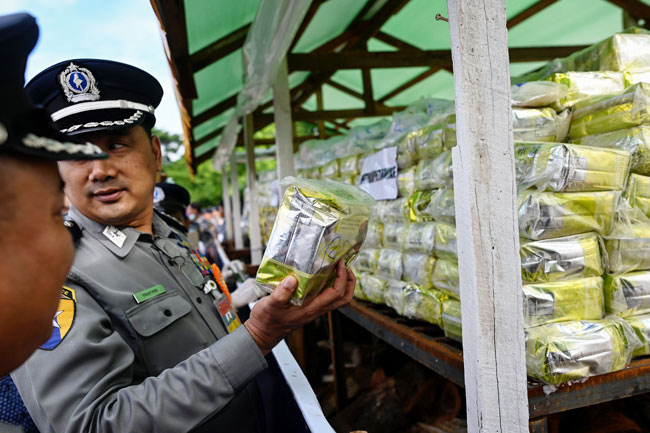 缅甸警官展示即将被销毁的毒品。（法新社）