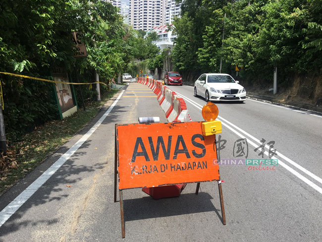 尽管公共工程局暂关闭一边车道进行修复工作，但当地交通顺畅，没严重阻塞。
