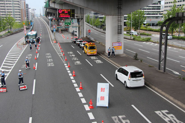 日本阪神高速公路周四开始实施交通管制，全线禁止通行。（法新社）