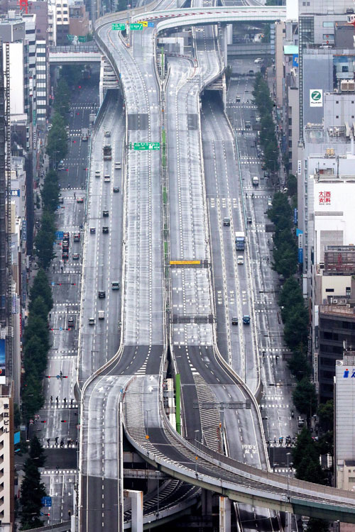 日本阪神高速公路周四开始实施交通管制，全线禁止通行。（法新社）
