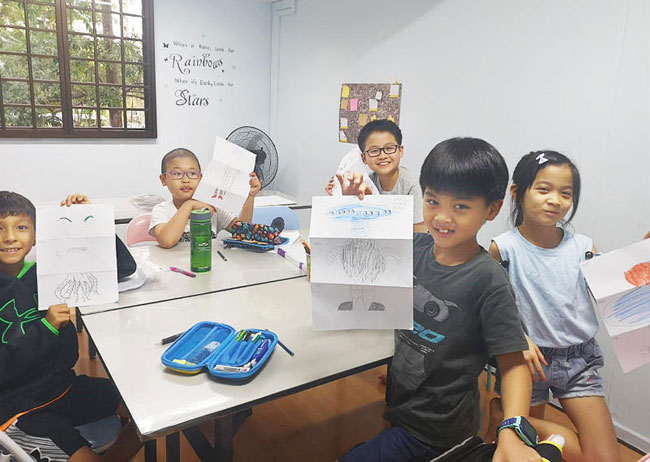 吴彦叡与其他四名小朋友一起参加“小作家计划”，创作自己的故事。
