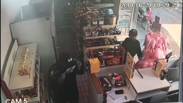 两名男子光天化日持巴冷刀闯入杂货店抢劫，劫走800令吉现金。