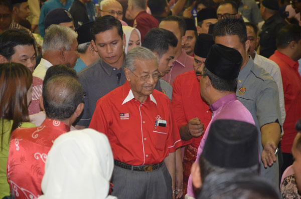 马哈迪甫抵达会场，民众就蜂拥而至，争相与马哈迪自拍及握手。