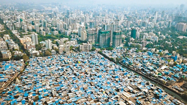 印度孟买的平房区和大厦群，彷佛两个世界。