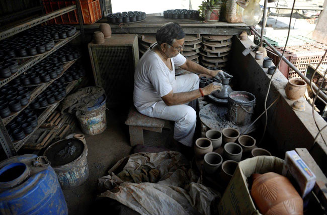 孟买达拉维一名当地陶工在家中工作。